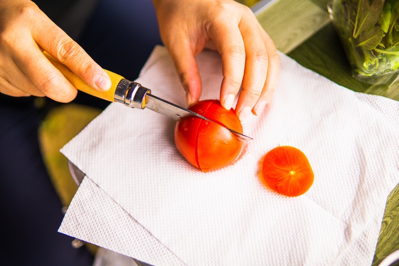 トマトを切っているところ